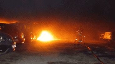 Se incendió un auto en una cochera: el fuego alcanzó a otros cuatro vehículos