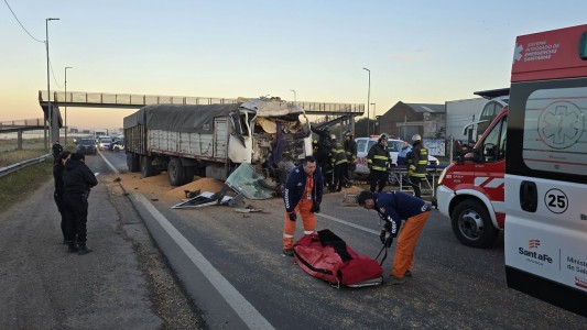 Choque entre dos camiones en la autopista Rosario-Córdoba: un conductor quedó atrapado