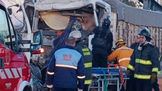 Choque entre camiones en la autopista Rosario-Córdoba: un conductor fue rescatado y trasladado en helicóptero
