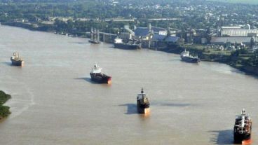 La Hidrovía en foco: Gobierno y sectores clave debaten tarifas y ambiente antes de la nueva licitación