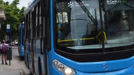 Arrestaron a un hombre por presunto acoso a una joven en un colectivo en Rosario