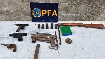 Allanaron siete domicilios: secuestraron un ladrillo de cocaína y armas de fuego