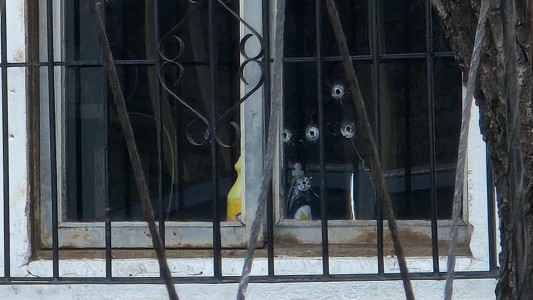 Balearon una vivienda: falleció un adolescente y un niño está internado en grave estado