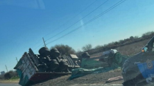 Un camión cargado con maquinaria volcó en la A012 y generó demoras en el tránsito