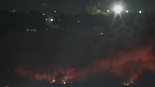 Importante quema de pastizales detrás del mercado de Fisherton: sin heridos, pero con fuerte presencia de humo