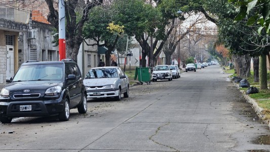 Robaron el techo solar de un auto estacionado en un taller mecánico
