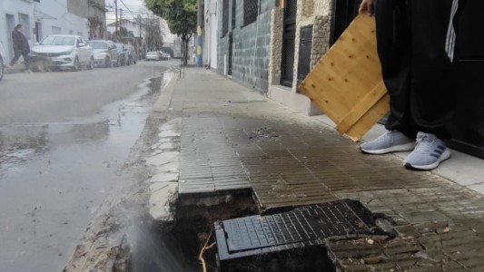 Cañerías rotas y pérdida de agua potable en Estrada y French al 600