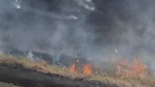 El humo de una quema de pastizales redujo la visibilidad en la autopista Rosario-Córdoba