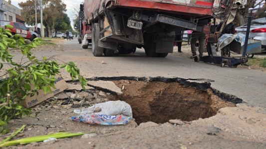 Un camión cayó en un pozo de gran profundidad en plena calle