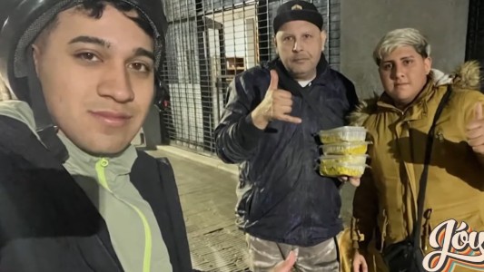 Jóvenes solidarios reparten comida caliente a personas en situación de calle