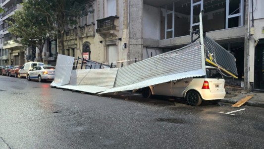 Consecuencias del temporal: una estructura de una obra en construcción cayó sobre un auto