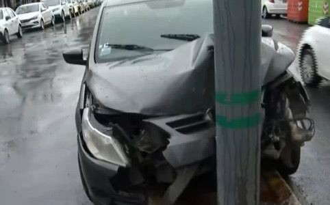 Un auto se estrelló contra una columna: el conductor se habría quedado dormido