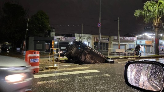 Un auto cayó en un pozo sin señalización adecuada