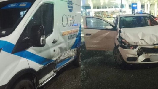 Impactante siniestro vial: un auto embistió a una ambulancia que trasladaba a una paciente en estado crítico