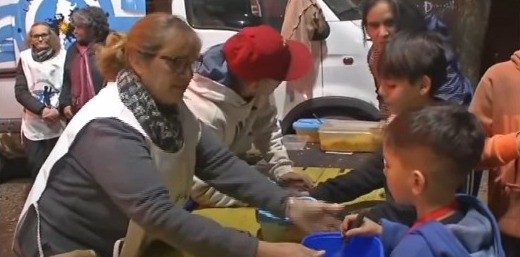 Vecinos y ex combatientes se organizan para repartir comida caliente en el barrio