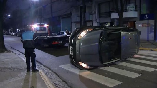 Impactante siniestro vial entre dos vehículos: un auto volcó tras el choque