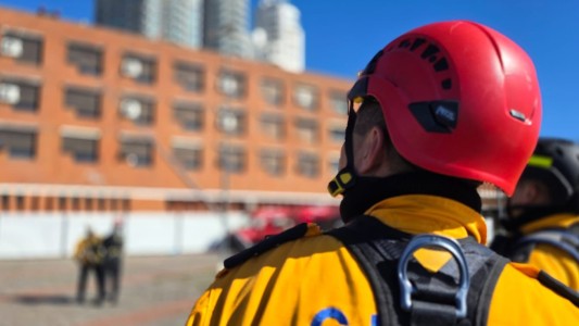 Simulacro de rescate en alturas: bomberos practicaron evacuaciones de alto riesgo
