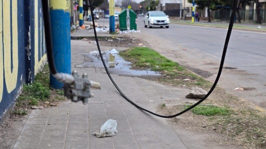 Cables colgando en la vía pública y corte de luz: vecinos denuncian abandono del barrio