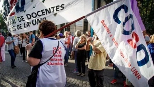 Docentes de la UNR convocan a un paro de cuatro días en agosto en reclamo por la caída salarial