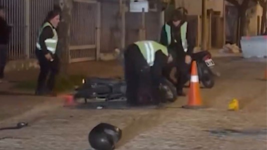 Lo pararon en un control de tránsito y respondió a los golpes