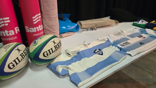 Donan camisetas de los pumas al museo del deporte