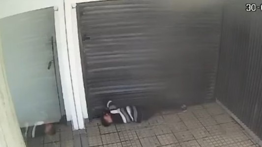 Robó una bicicleta a plena luz del día tras forzar un portón automático