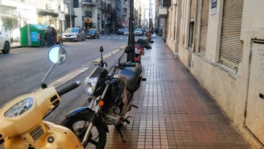 Buscan crear más estacionamientos para motos en Rosario y liberar las veredas del centro