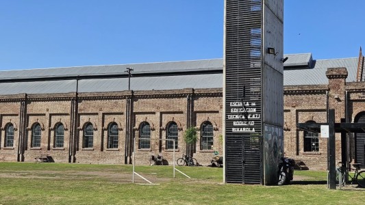 Llevó un arma a la escuela y amenazó a sus compañeros: el curso entero faltó a clases por temor