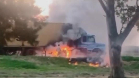 Incendio en Circunvalación: se prendió fuego un camión con contenedor en la zona norte de Rosario