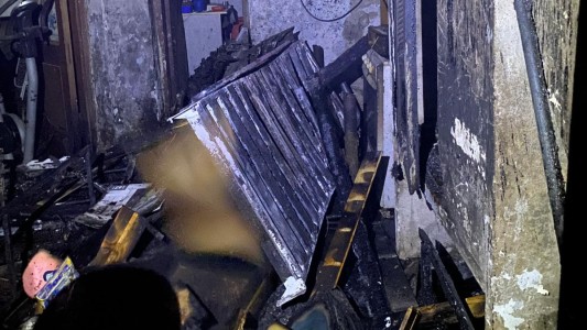 Voraz incendio en una vivienda: la policía rescató a un hombre que quedó atrapado en el interior