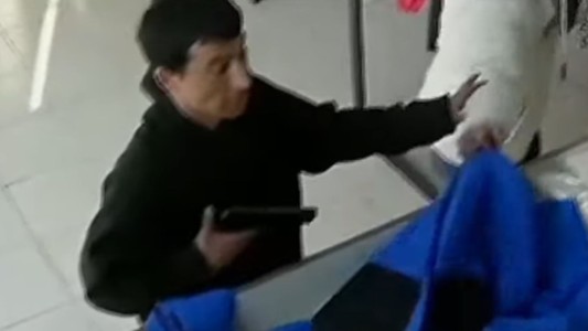 Violento robo a plena luz del día: simularon ser clientes y lo amenazaron con un arma de fuego