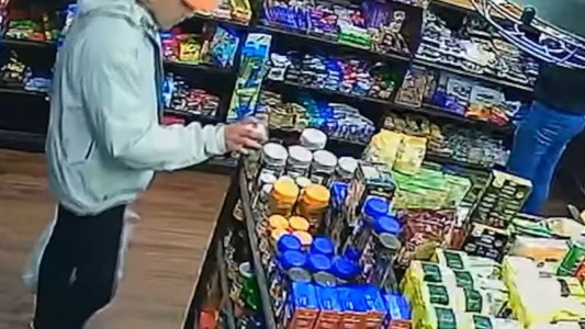 Fingió ser cliente, guardó mercadería en su bolso y huyó sin pagar