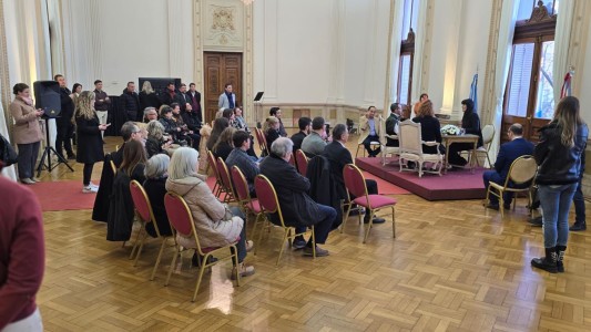 Por primera vez, ocho parejas se casaron en el Salón Blanco