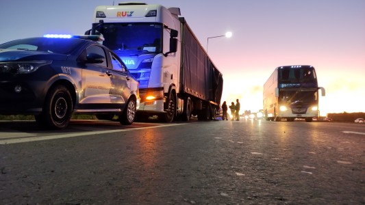 Un camión chileno perdió su carga en la autopista Rosario-Córdoba tras una maniobra brusca