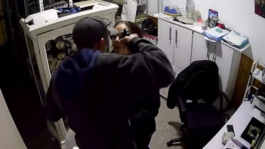 “Cortame el dedo pero el anillo no sale”: violento asalto a una tabaquería