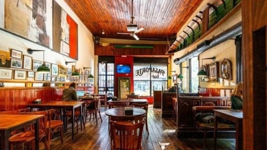 Cierra el mítico bar “Pasaporte”: baja sus persianas tras casi 40 años de actividad