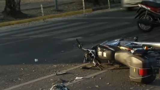 Siniestro vial: un auto frenó para evitar un choque en cadena y una moto lo embistió desde atrás