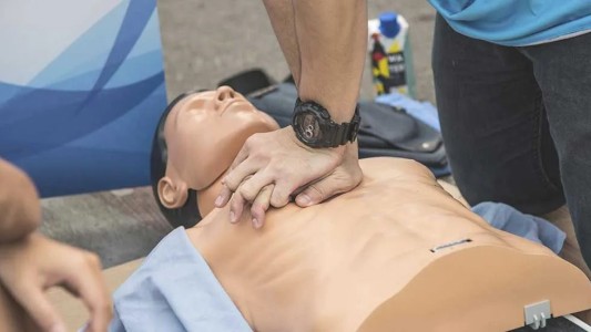 Jóvenes aplicaron la maniobra de RCP y le salvaron la vida a un hombre