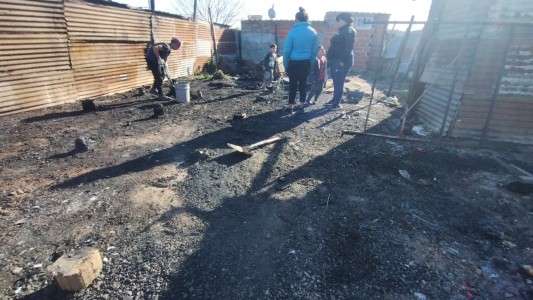 Incendio en Tío Rolo dejó a una madre y su hijo sin vivienda