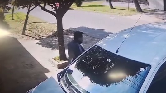 Un hombre rompió el vidrio de un auto estacionado y se robó unos lentes