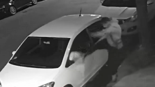 Vandalismo en Pichincha: rompieron el espejo de un auto y quedó filmado