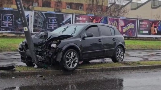 Un auto chocó contra una columna en 27 de Febrero