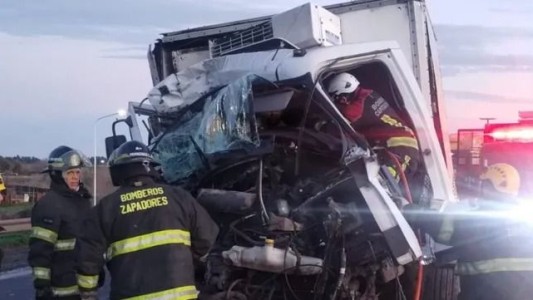 Siniestro vial entre dos camiones en la Autopista Rosario-Santa Fe: tránsito cortado mano a Rosario