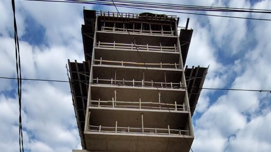 Tragedia en San Lorenzo: un cable roto podría haber provocado la caída del montacargas