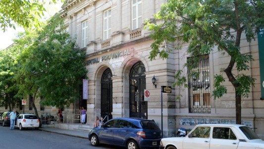 Apuñalaron a un joven y su pareja acusó a su propio padre