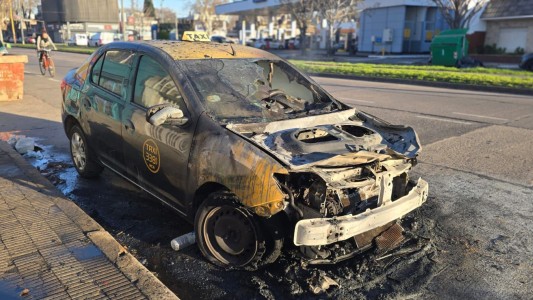 Un chofer puso en marcha el taxi y el vehículo se incendió de inmediato