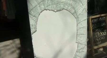 Violento robo en una tienda de ropa: rompieron la vidriera del local con una botella