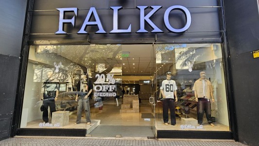 Robaron un local y fueron detenidos con la ropa que acababan de sustraer