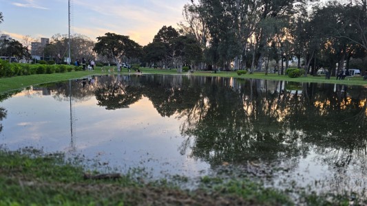 El Parque Alem quedó bajo el agua tras la tormenta: “se forman lagunas cada vez que llueve fuerte”