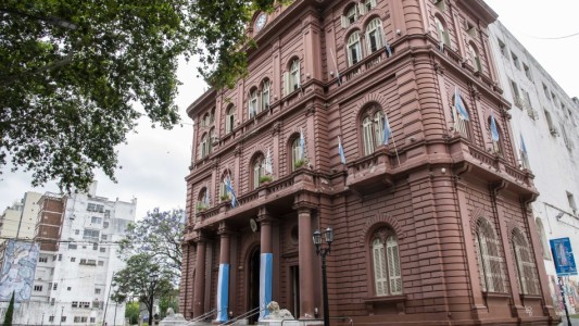 El Palacio de los Leones cambia de color: la Municipalidad deja atrás el rosa histórico